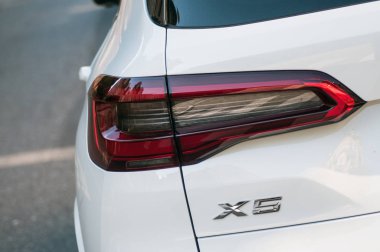  arka ışık ve beyaz Bmw X5 crossover işareti sokakta park