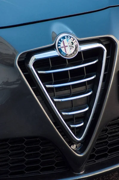 Close-up van Alfa Romeo Car front geparkeerd in de straat — Stockfoto