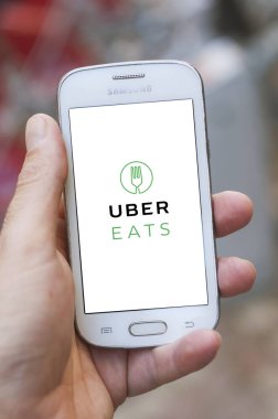 Uber Sokakta elinde Akıllı Telefon logosu Yiyor