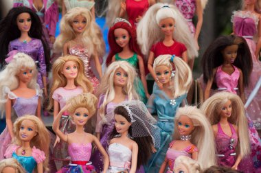 Sokakta bit pazarında Barbie bebek toplama Closeup