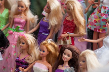Sokakta bit pazarında Barbie bebek toplama Closeup
