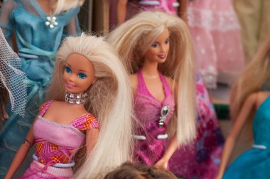 Sokakta bit pazarında Barbie bebek toplama Closeup