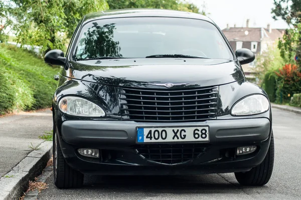  Sokakta park edilmiş siyah Chryler kruvazör ön görünümü