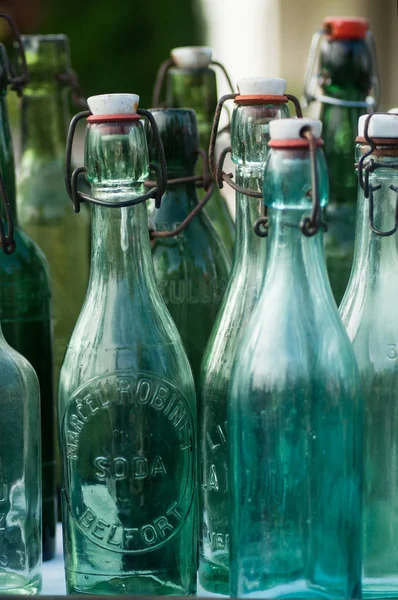 Botellas de vidrio vintage en un mercadillo en la calle — Foto de Stock