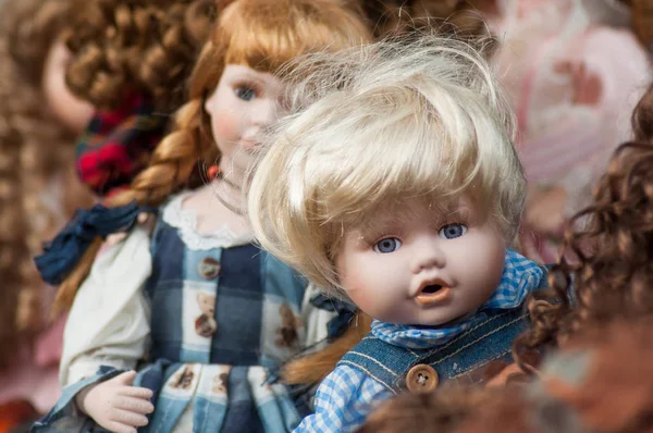 Крупный план старинных кукол на блошином рынке на улице — стоковое фото