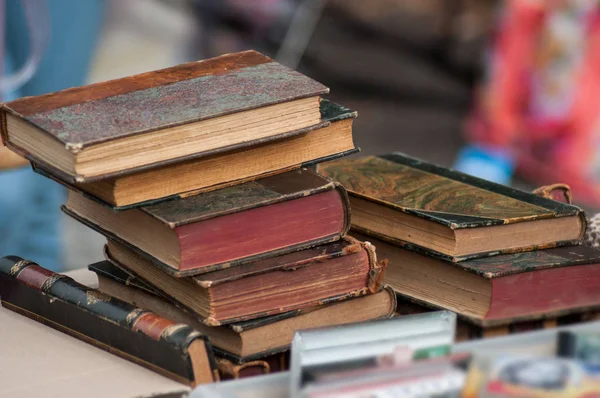 Zbliżenie starych książek na pchlim targu na ulicy — Zdjęcie stockowe
