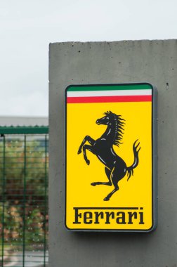 Perakendeci girişinde Ferrari logosunun kapatılması
