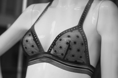 Moda mağazasında manken üzerinde siyah şeffaf sütyen Closeup 