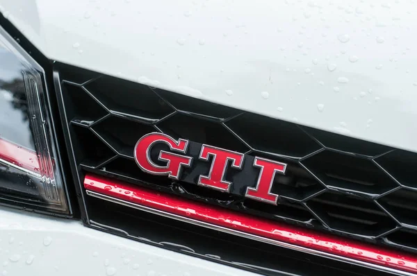 Pioggia gocce di segno GTI su bianco Volkswagen Golf GTI anteriore parcheggiata in strada — Foto Stock