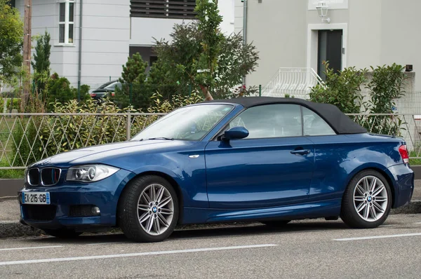 Vista de BMW descapotável azul estacionado na rua — Fotografia de Stock