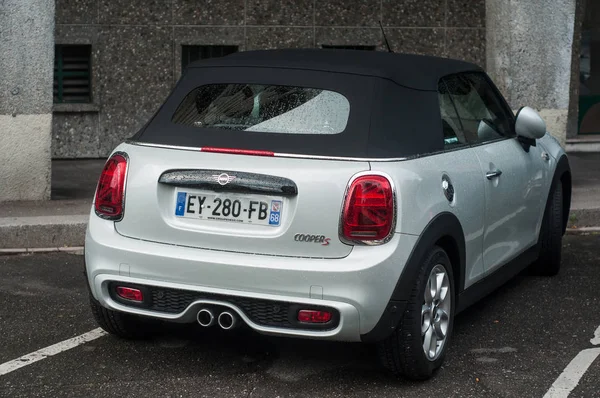 Achteraanzicht van parelwitte Mini Cooper Cabriolet auto geparkeerd in de straat — Stockfoto