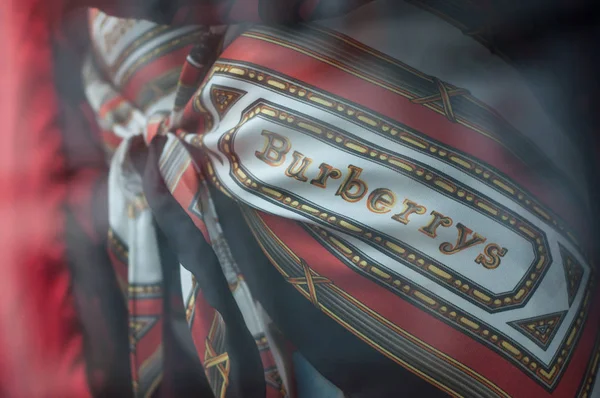 Logotipo de Burberry en ropa de lujo en el showroom de la tienda de moda — Foto de Stock