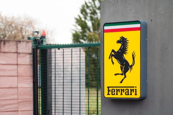 Primer plano del logotipo de Ferrari en la entrada del minorista — Foto de Stock
