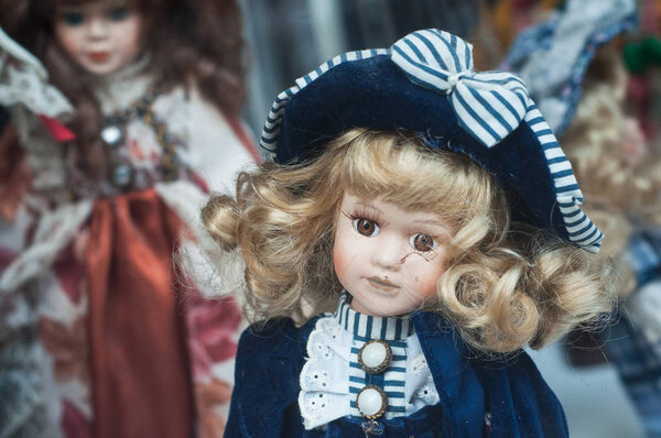  Крупный план старинных кукол на блошином рынке на улице

