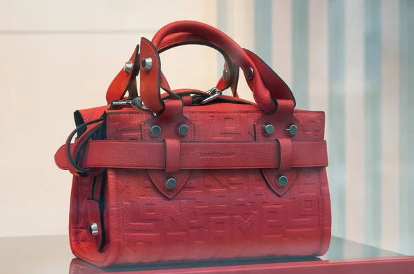 Bolso de cuero rojo en Longchamp Store la tienda de moda de lujo francesa — Foto de Stock