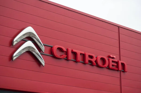 Primer plano del logotipo de Citroen en la fachada del minorista — Foto de Stock