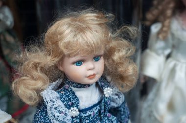 Sokakta bit pazarında vintage bebek Closeup