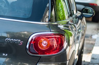 Arka ışık ve mini cooper S işareti yakın çekim sokakta park