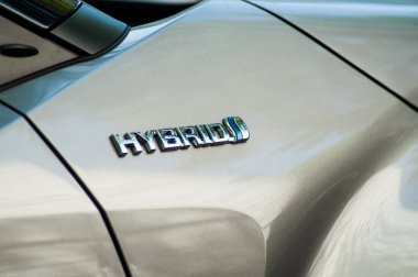 Caddeye park etmiş toyota araba hibrid işareti closeup 