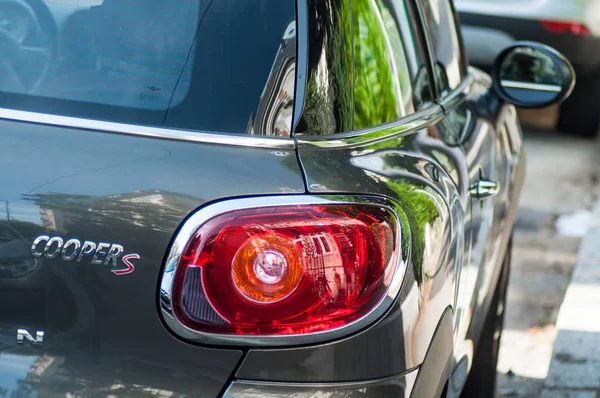 Close-up van achterlicht en teken van Mini Cooper S geparkeerd in de straat — Stockfoto