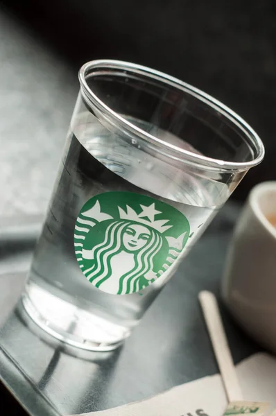 Starbucks logó egy átlátszó üveg egy Starbucks dohányzóasztal — Stock Fotó