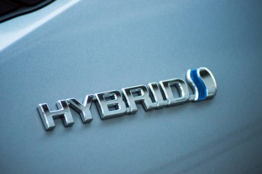 Sokakta park mavi toyota araba hibrid işareti Closeup