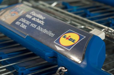  Lidl süpermarket arabaları park üzerinde hizalama