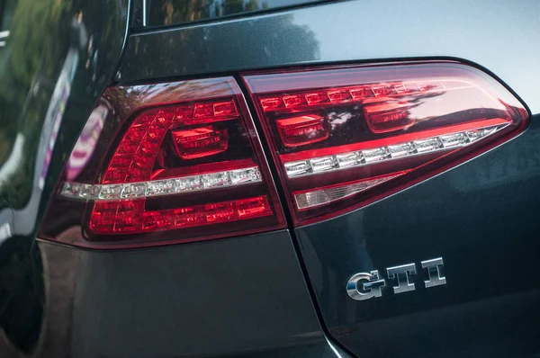 Rücklicht und Schild am auf der Straße geparkten grauen VW Golf gti — Stockfoto