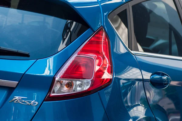 Luce posteriore e logo su guado blu fiesta parcheggiata in strada — Foto Stock