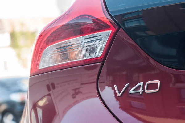 Primo piano della luce posteriore e segno sul rosso Volvo V40 parcheggiata in strada — Foto Stock