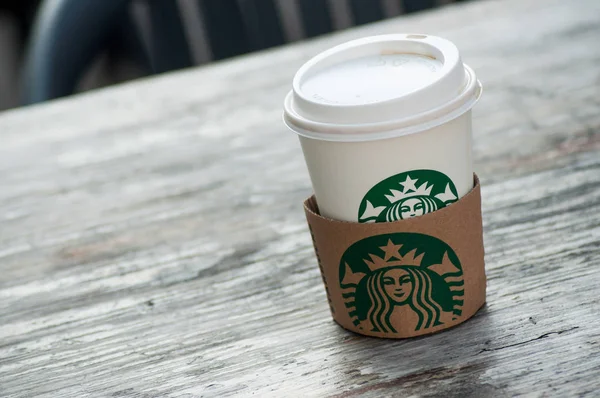 Білий забрати чашку на відкритому повітрі від бренду Starbucks, Starbucks є відомим ланцюжок фаст-фуд — стокове фото