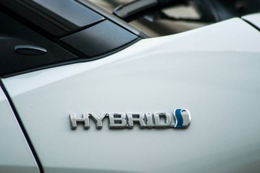 Arabada park etmiş toyota araba hibrid işareti 