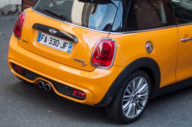  arka ışık ve turuncu mini cooper Sd işareti sokakta park