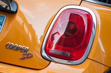 arka ışık ve turuncu mini cooper Sd işareti sokakta park