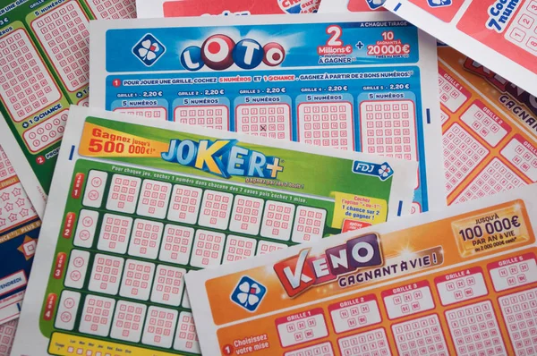 Primer plano de varias rejillas francesas de lotería de la sociedad la francaise des jeux —  Fotos de Stock