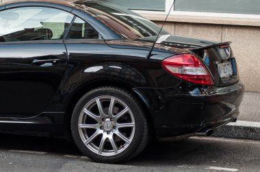 Siyah Mercedes benz coupe sokakta park