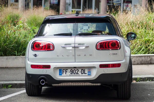 Rear view of white mini cooper clubman parked in the street — Stock Photo, Image