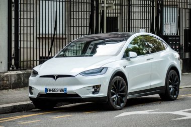  sokakta park edilmiş beyaz tesla araba ön görünümü 
