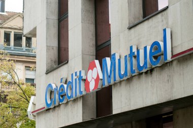  Sokakta banka ajansı cephesinde Kredi mutiuel işareti