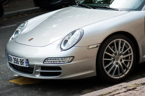 Cinza Porsche 911 estacionado na rua — Fotografia de Stock