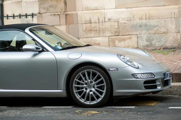 Cinza Porsche 911 estacionado na rua — Fotografia de Stock