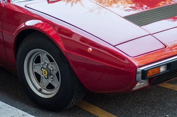 Ferrari Dino 208 Gt4 sokakta park , Bu Ferrari 1975 yılında doğdu — Stok fotoğraf