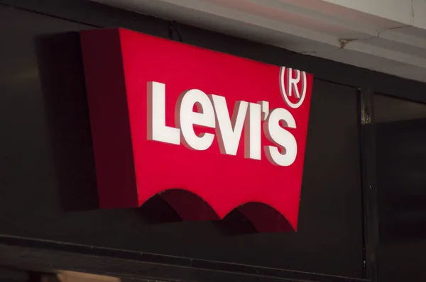 Logotipo de calça Levi na frente da loja na rua — Fotografia de Stock