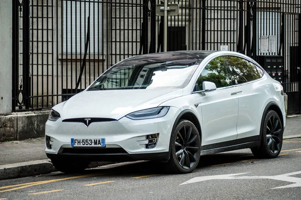 Спереди белый автомобиль Tesla, припаркованный на улице — стоковое фото