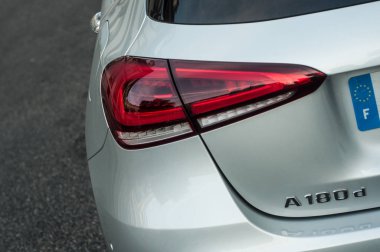  arka ışık ve gri Mercedes A180 sokakta park tabela 