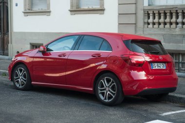 sokakta park edilmiş kırmızı Mercedes A160 görünümü 