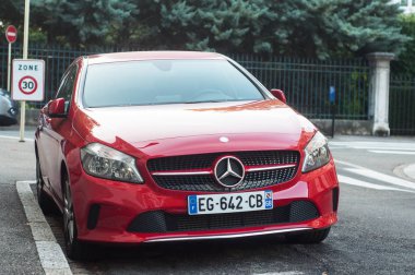 Sokakta park edilmiş kırmızı Mercedes A160'ın ön görünümü 