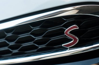 sokakta park etmiş ön araba üzerinde mini cooper S işareti