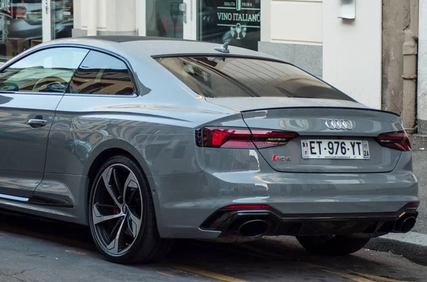 Vista trasera del Audi RS5 gris aparcado en la calle — Foto de Stock