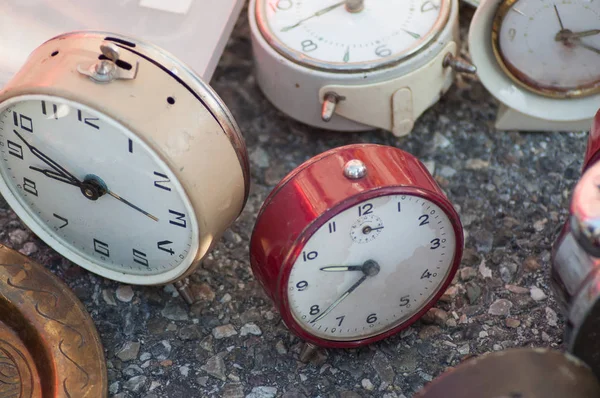 Primer plano de los relojes antiguos en el mercado de pulgas en la calle — Foto de Stock